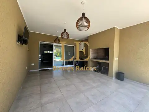 Casa en Venta con 3 cocheras