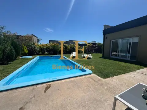 VENTA CASA CON PILETA