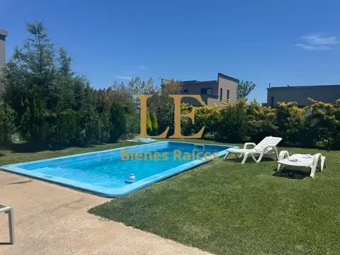 VENTA CASA CON PILETA