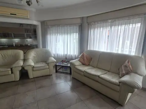 VENTA DE  HERMOSO DPTO 4 AMB,C/COCHERA, PARRILLA,3 BAÑOS, BALCON,   CASEROS ZONA CENTRO