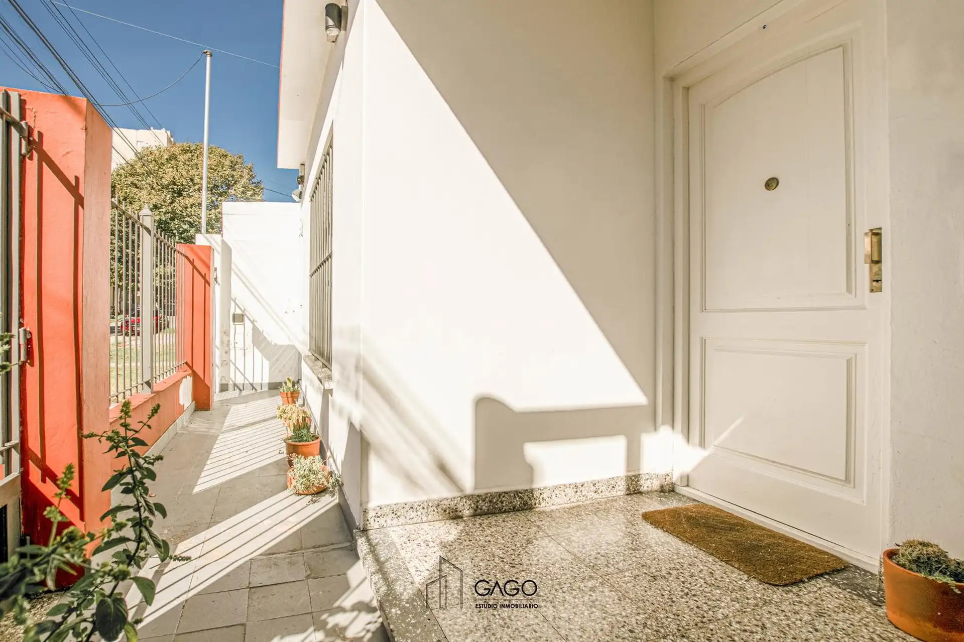 Casa 3 ambientes en lote propio mas 2 ambientes con terraza en planta alta