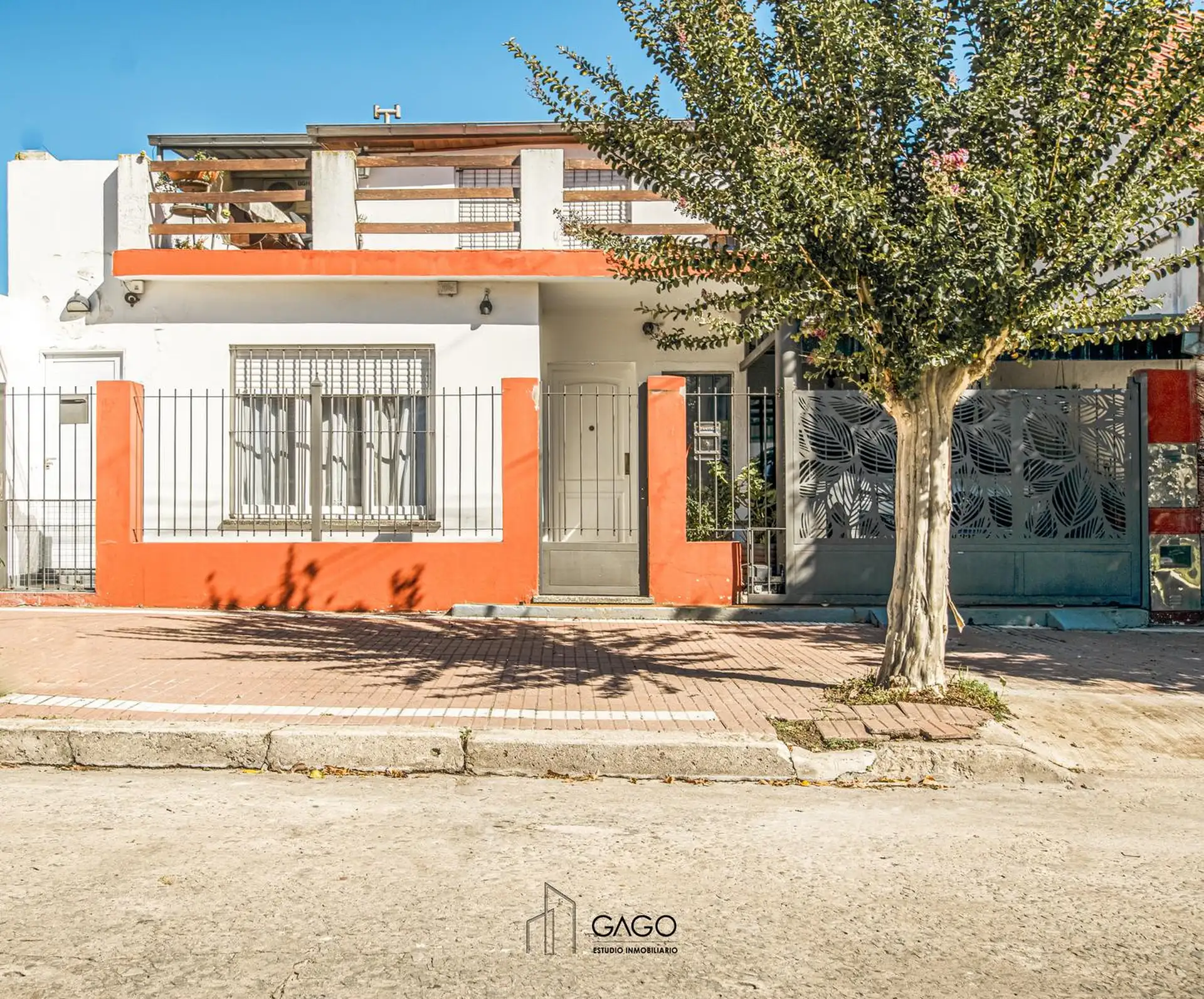 Casa 3 ambientes en lote propio mas 2 ambientes con terraza en planta alta