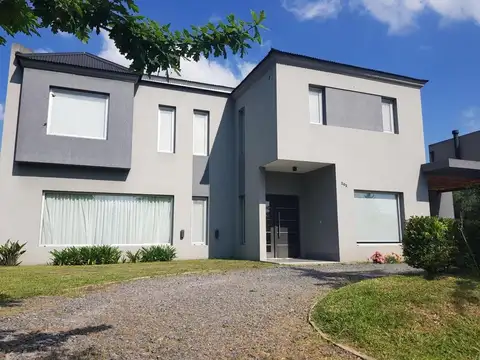 Casa en Alquiler con 4 cocheras