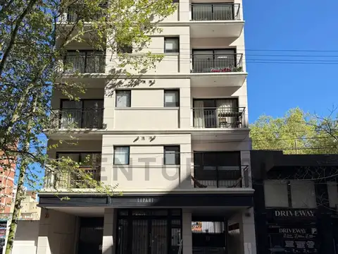 Tres ambientes al frente c/cochera en La Perla