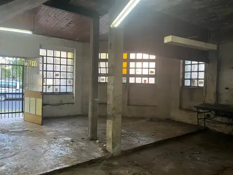 LOCAL / TALLER DESARROLLADO EN UNA PLANTA PRÓXIMO A PANAMERICANA Y GRAL PAZ