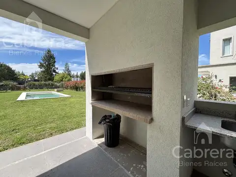 Venta de casa a estrenar 4 dormitorios, parque y pileta. Miralagos