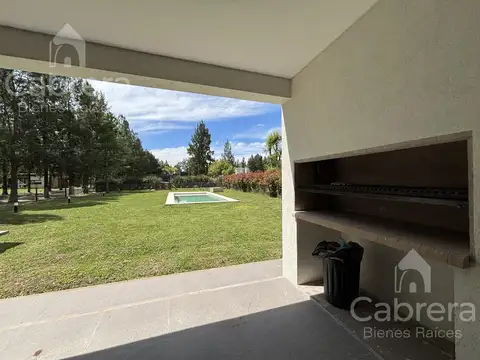 Venta de casa a estrenar 4 dormitorios, parque y pileta. Miralagos