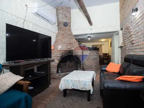 Casa 6 ambientes con 2 baños