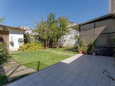 CASA EN VENTA EN PARQUE CASADO CON JARDIN