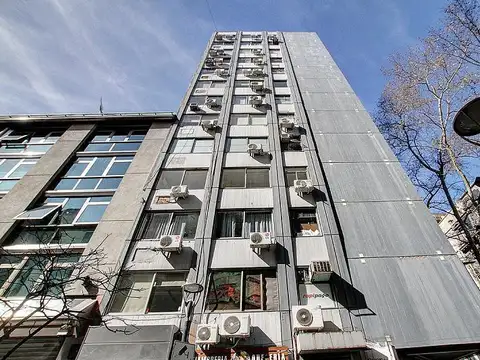 Oficina en alquiler y en venta que ocupa la totalidad de la planta. Muy buena luz natural y estado