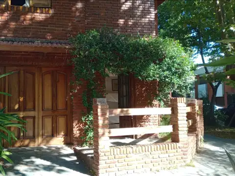 Excelente Casa dividida en 2 Deptos de 2 Ambientes chicos Alquiler Temporaroio por Día, Semana, Quincena o Mensual!