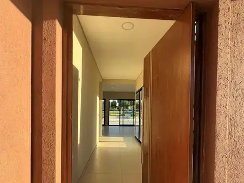 Casa 5 ambientes con 4 baños