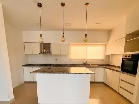 Casa en Alquiler con 3 cocheras
