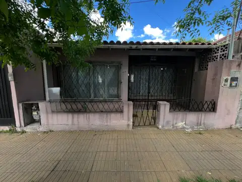 CASA CON COCHERA, PATIO Y CONSTRUCCIÓN ADICIONAL