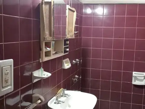 SE VENDE GRAN TERRENO CON CASA A REFACCIONAR