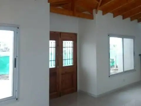 Casa 4 ambientes con 2 baños