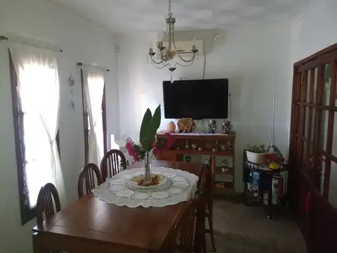 Casa 8 ambientes con 2 baños
