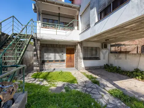 PH TIPO CASA 3 AMBIENTES c/COCHERA y JARDÍN – VILLA BALLESTER. - PERMUTA - APTO CREDITO