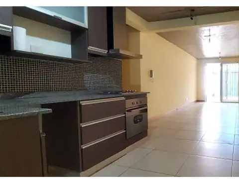 Monoambiente con patio o cochera -doble entrada