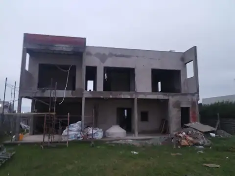 Casa en Venta con 2 cocheras