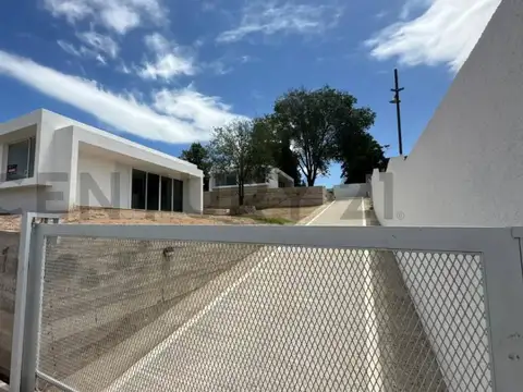 las rosas 200, Piso 0