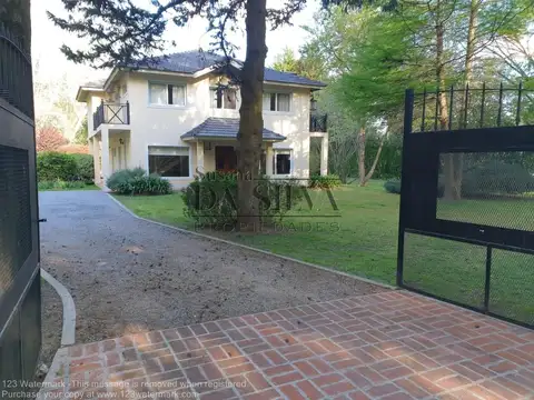 MAGNÍFICA CASAQUINTA en CC EL MORO  Club calle Los Alamos