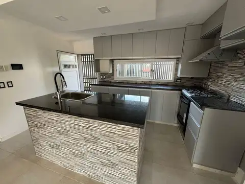 Depto Tipo Casa en Alquiler con 2 cocheras