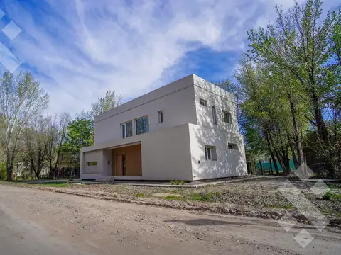 Casa 6 ambientes con 3 baños