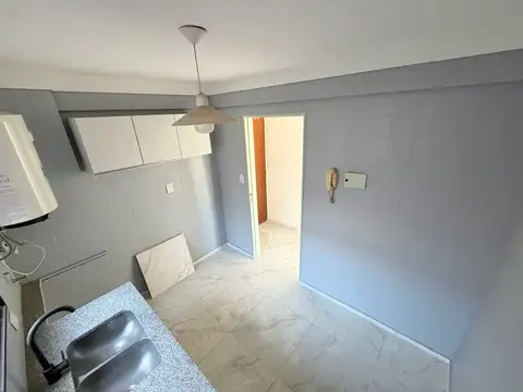 Departamento 2 ambientes reciclado con vista Abierta en Almagro.