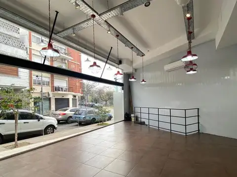 Exc. Local con vidriera y paredón para publicidad, a metros de la estación Florida Mitre