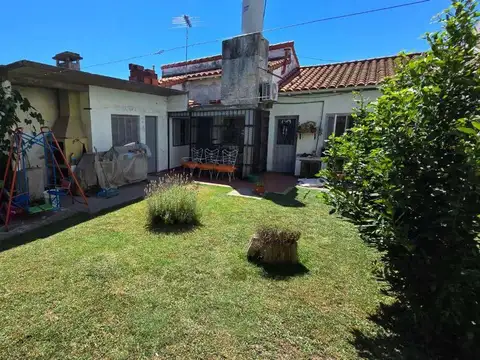 VENTA CASA 4 AMB CON GARAGE Y JARDIN  QUILMES