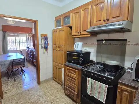 VENTA CASA 4 AMB CON GARAGE Y JARDIN  QUILMES
