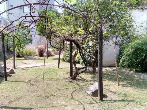 Casa 10 ambientes con 2 baños