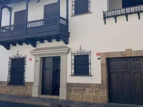 Casa en venta c/ cochera en el centro histórico de Salta Capital