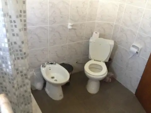 EXCELENTE CASA EN SICARDI, AMPLIOS AMBIENTES, MUY LUMINOSA.