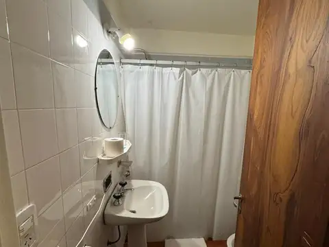 Oficina con 2 consultorios/privados contiguos y sala de espera.