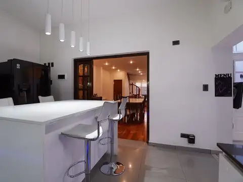 Casa 9 ambientes con 6 baños