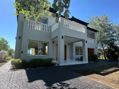 Casa en venta - 3 Dormitorios 5 Baños - 1.200Mts2 - Cañuelas