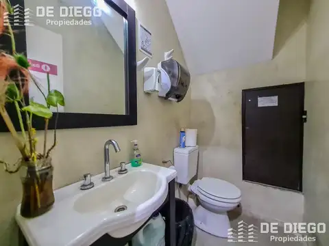 Venta con renta Edificio de oficinas con deposito, ideal laboratorio habilitable ANMAT Martinez