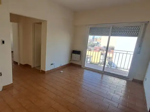 DEPARTAMENTO 2 AMB AL FRENTE C/BALCON CENTRICO A METROS DE LA ESTACION.ref.921