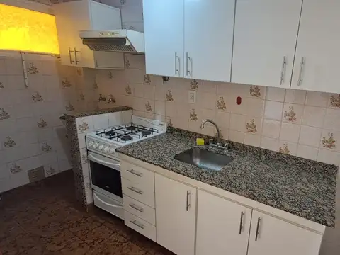 DEPARTAMENTO 2 AMB AL FRENTE C/BALCON CENTRICO A METROS DE LA ESTACION.ref.921