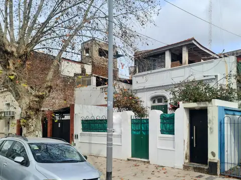 Terrada al 2800, Villa del Parque. PH independiente sin expensas. 2 plantas. 4 ambientes. 3/4 dormitorios. 2 baños. Patio delantero descubierto. Terraza grande. Lavadero. Taller o depósito