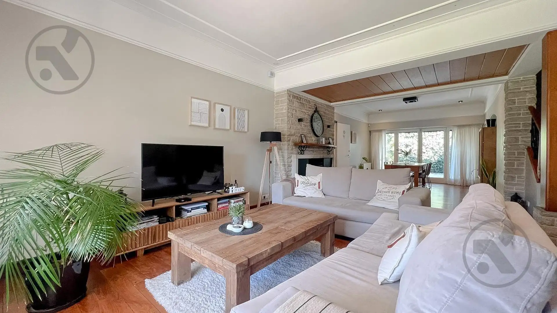 Chalet de 5 ambientes con piedra en Los Troncos