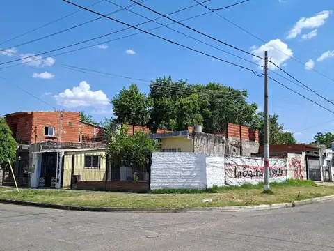 CASA 3 AMB EN VENTA EN HURLINGHAM EN ESQUINA