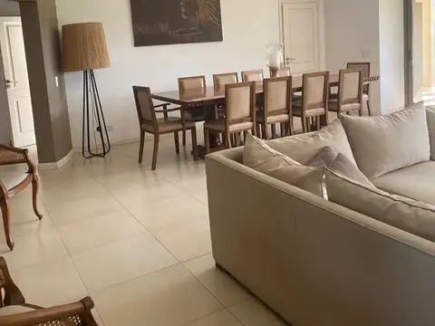 Casa 6 ambientes con 5 baños