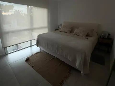 Casa en Alquiler con 2 cocheras