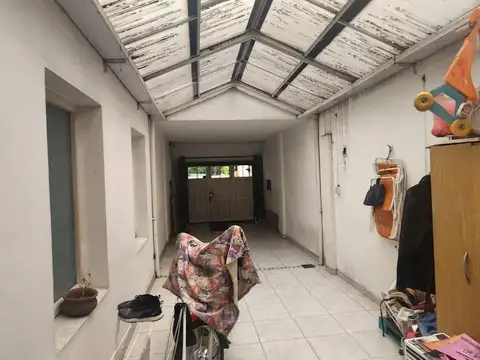 Casa 5 amb. en 2 plantas - Garaje p/ 3 autos (238 m² Edif.) - S.Justo (Ctro)