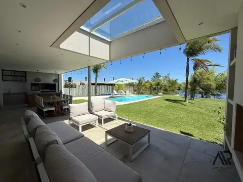 Casa 8 ambientes con 4 baños