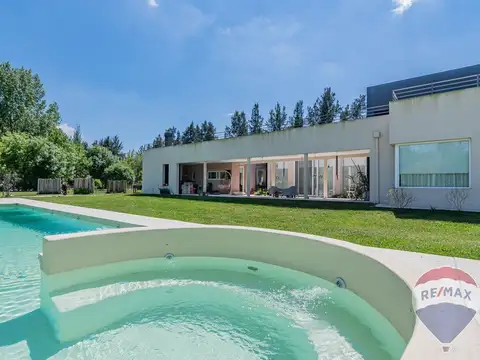 Casa en Venta con 2 cocheras