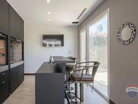 Casa en Venta con 4 cocheras